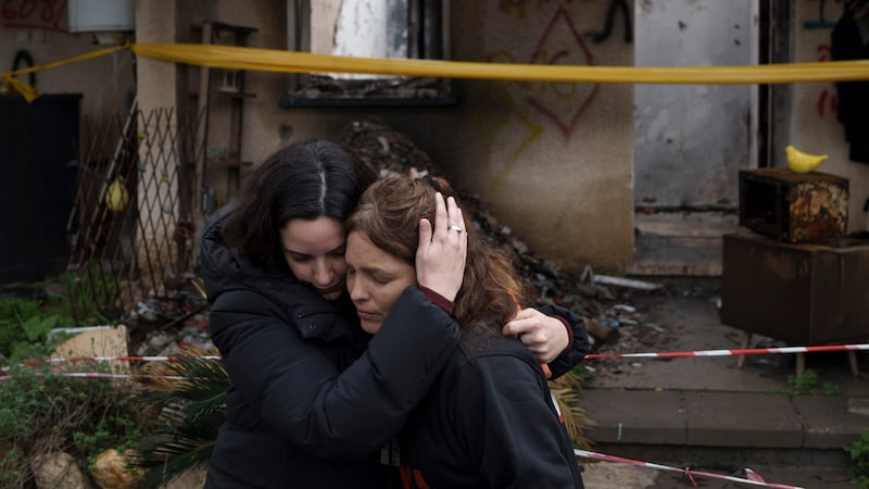 Palestinské ženy před zničeným domem v pásmu Gazy. (Bild: AP)