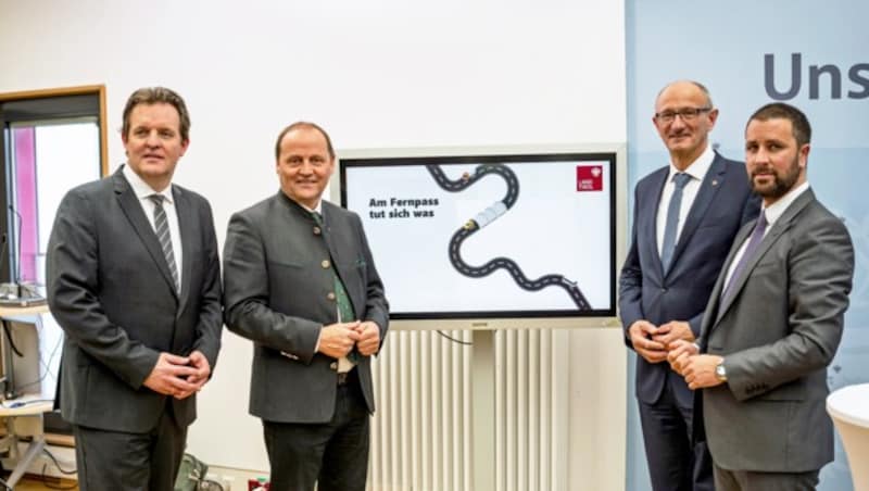 Die Regierungsspitzen bei der (folgenschweren) Präsentation in Reutte. (Bild: Land Tirol)