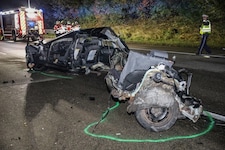 Der schwarze Audi wurde in zwei Teile gerissen. (Bild: laumat.at)