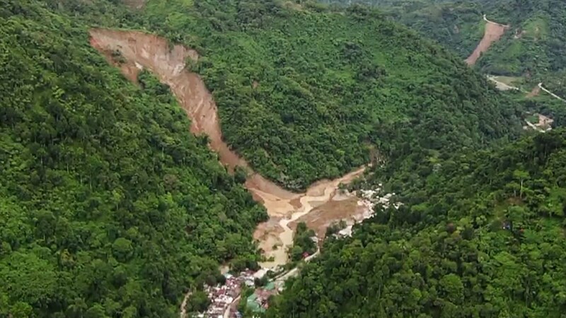 On beş kişi öldü ve 100'den fazla kişi hala kayıp. (Bild: AFP)