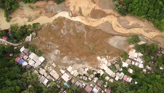 Filipinler'deki toprak kaymasından iki günden fazla bir süre sonra (resim), iki aylık bir bebek ve üç yaşında bir kız çocuğu kurtarıldı. (Bild: AFP)