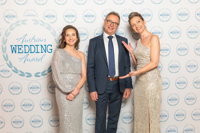 Standesbeamter und Preisträger für sein Lebenswerk Alfred Pratscher mit Susanne Hummel (re.) und ...