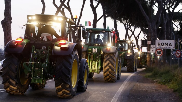 italienische Landwirte machen sich am 8. Februar 2024 auf dem Weg zu einer Demonstration in Rom.