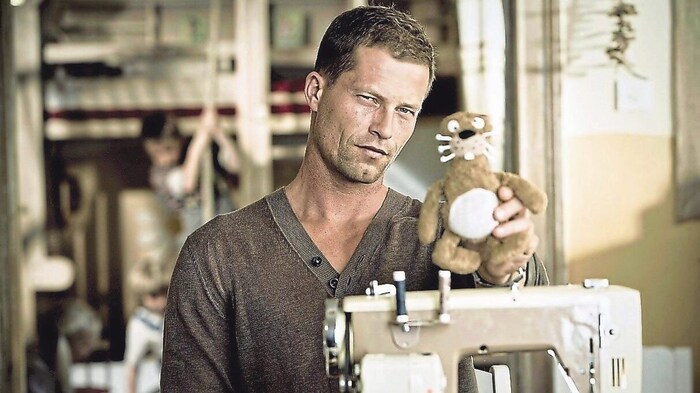Til Schweiger spielt den Klatschreporter Ludo, der Sozialdienst in einem Kindergarten leisten ...