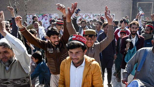 A pakisztáni parlamenti választásokon független jelöltek vezetnek. (Bild: AFP)