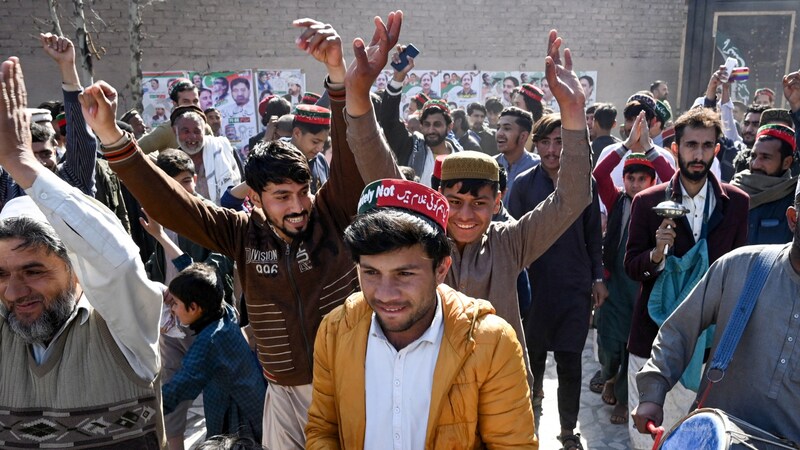 Anhänger der Kandidaten in Pakistan (Bild: AFP)