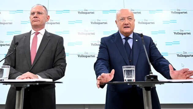 Karner belügyminiszter (balra) és Stocker ÖVP-főtitkár. (Bild: APA/HANS KLAUS TECHT)