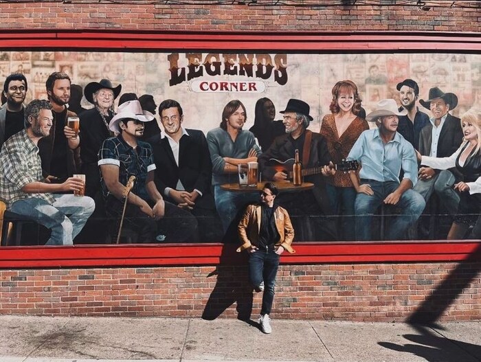 Lässig posiert er in Nashville und zeigt es dann seinen Followern auf Instagram und Co..