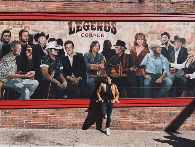 Lässig posiert er in Nashville und zeigt es dann seinen Followern auf Instagram und Co.. (Bild: zVg, Andreas Gabalier)