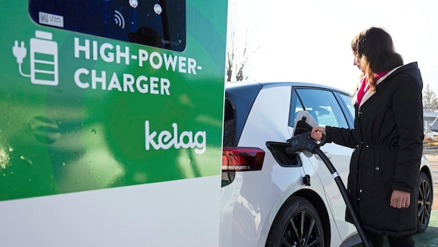 Przy okazji: jeśli nie ładujesz swojego samochodu elektrycznego w domu, możesz spodziewać się znacznie wyższych taryf. (Bild: Kelag)