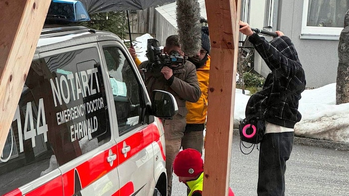 Auch das Montieren von Schneeketten gehört zur Arbeit eines Bergdoktors.
