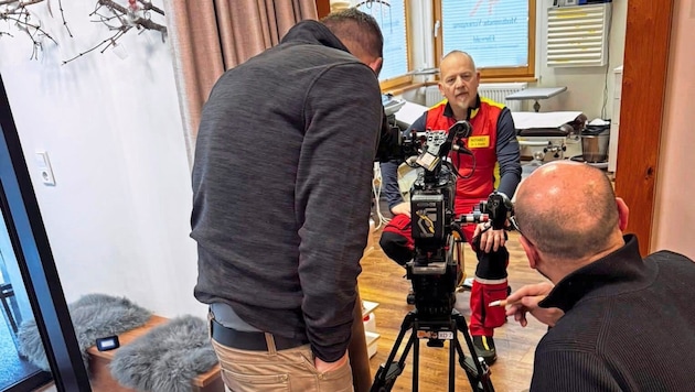 Dr. Stefan Kewitz beim Dreh in seiner Ordination. (Bild: zVg)