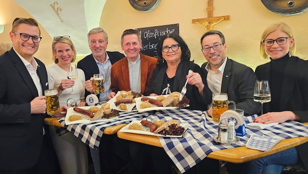 Beim Sauerkraut und Selcher-Schmaus: VP-Klubchef Geier mit Hager, Kogler, Allmaier, Scheucher-Pichler, Malle, Lassnig. (Bild: Christian Tragner)