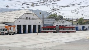 Die Obus-Remise an der Alpenstraße muss renoviert werden. Die SPÖ könnte sich einen kompletten Neubau vorstellen, bei dem die Hallen mit zahlreichen Wohnungen überbaut werden. In der Schweiz gibt es das schon. (Bild: Tschepp Markus)