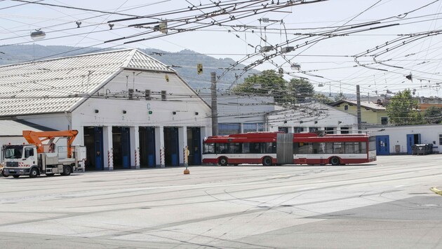 Die Obus-Remise an der Alpenstraße muss renoviert werden. Die SPÖ könnte sich einen kompletten Neubau vorstellen, bei dem die Hallen mit zahlreichen Wohnungen überbaut werden. In der Schweiz gibt es das schon. (Bild: Tschepp Markus)