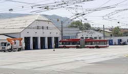 Die Obus-Remise an der Alpenstraße muss renoviert werden. Die SPÖ könnte sich einen kompletten Neubau vorstellen, bei dem die Hallen mit zahlreichen Wohnungen überbaut werden. In der Schweiz gibt es das schon. (Bild: Tschepp Markus)