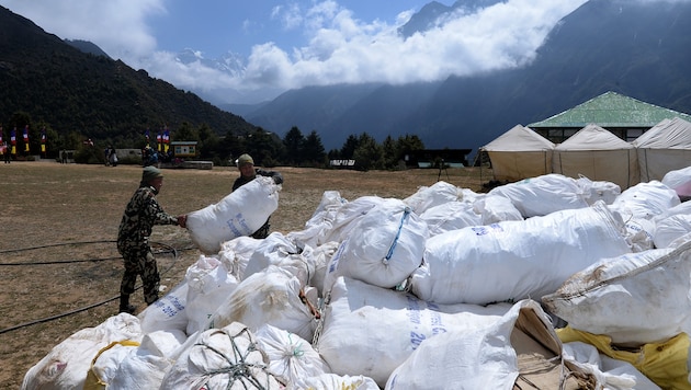 Der Mount Everest gilt als die höchstgelegene Müllhalde der Welt. (Bild: AFP)