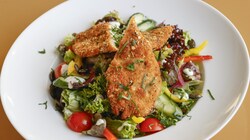 Der knackige Bio-Backhendlsalat in Puch-Ursteins Essbar (Bild: Tschepp Markus)