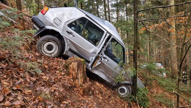 The couple's VW Golf (Bild: FF Pabneukirchen)