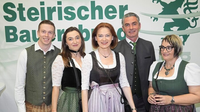 Landesrätin Simone Schmiedtbauer lässt sich den Ballbesuch auch nicht nehmen