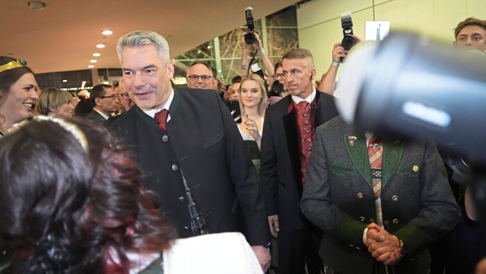 Shake-hands mit Bundeskanzler Karl Nehammer