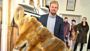 Kürschnermeister Subosits fertigt Decken, Pölster, Mäntel, Jacken oder zaubert aus alten Pelzen ...