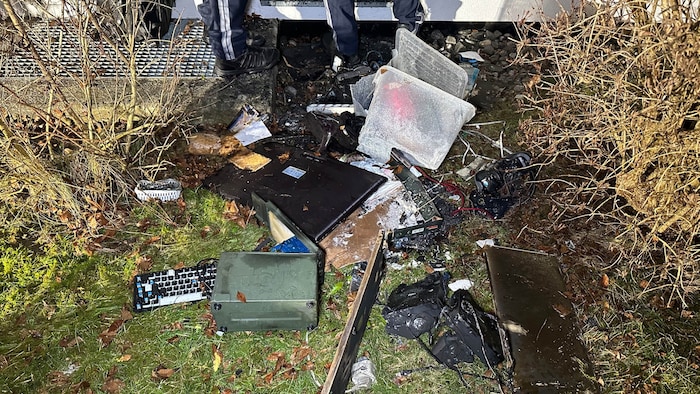Mehrere elektronische Geräte wurden beschädigt.