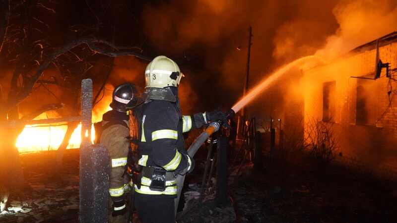 Auf mehr als ein Dutzend Häuser in Charkiw sprang das Feuer über. (Bild: Associated Press)