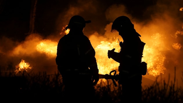 Feuerwehrleute in Charkiw kämpfen gegen die Flammen, nachdem sich Benzin an einer Tankstelle nach einem Drohnenangriff entzunden hatte. (Bild: Associated Press)