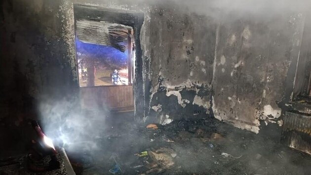 A tűzoltók gyors beavatkozása ellenére a lakás teljesen kiégett. (Bild: FF Wolfsberg)