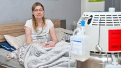 Agnes Weichhardt leidet an einer unheilbaren Krankheit, bei der Zellen von lebenswichtigen Organen durch zähen Schleim verstopft werden, der nur mühsam entfernt werden kann. Sie braucht rund um die Uhr medizinischen Sauerstoff. (Bild: © Harald Dostal / 2024)