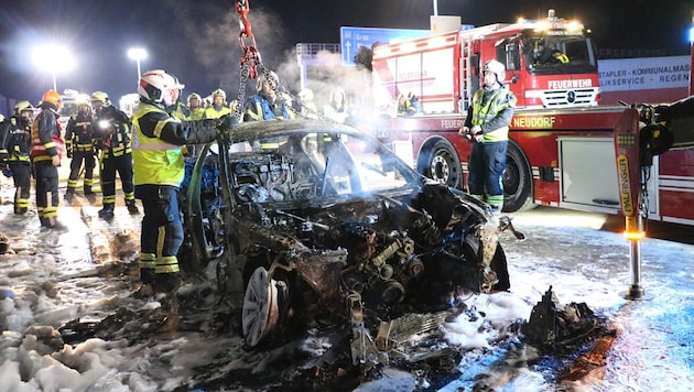 The car burned out completely. (Bild: Freiwillige Feuerwehr Laxenburg)