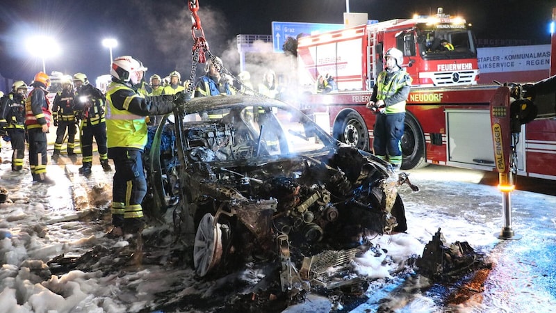 Das Auto brannte vollständig aus. (Bild: Freiwillige Feuerwehr Laxenburg)