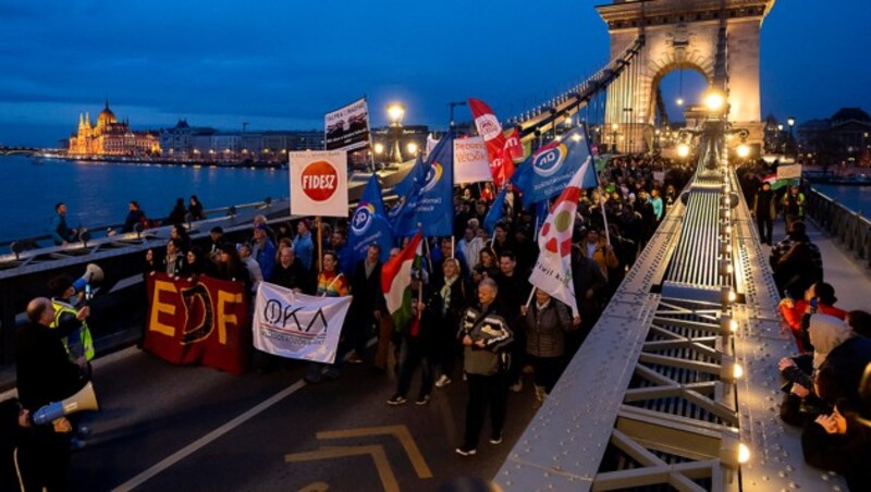 Die Proteste auf den Straßen richten sich nicht nur gegen die Präsidentin, sondern auch gegen die Regierungspartei Fidesz, aus deren Reihen Katalin Novák stammt. (Bild: AP)