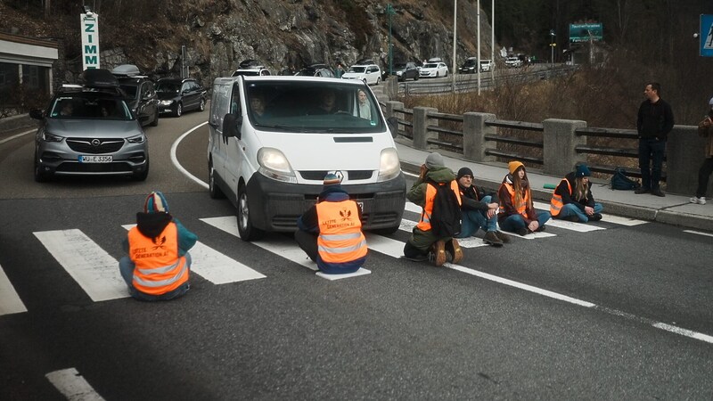 İklim çıkartmaları Fernpass'taki tatilcileri kızdırdı. (Bild: Letzte Generation)