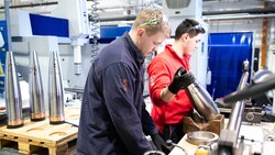 Arbeiter hantieren mit leeren Artilleriegranaten in der Fabrik des Waffenherstellers Nammo in Norwegen. (Bild: AFP)