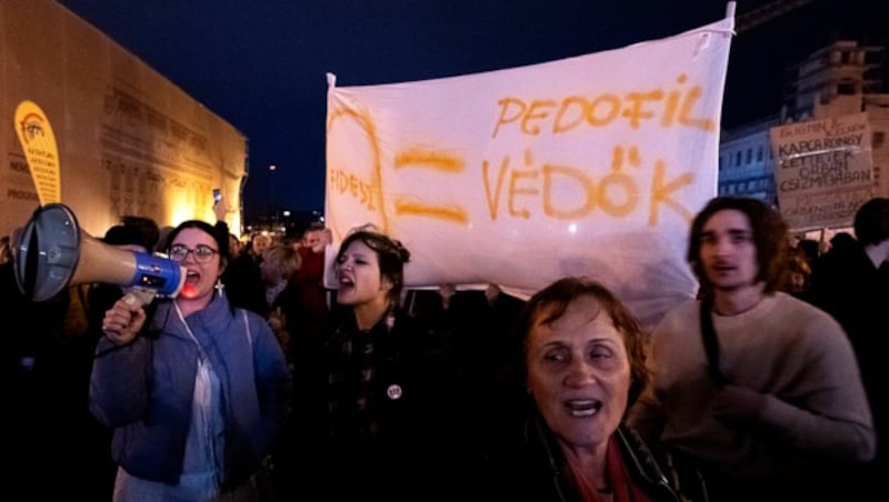 Diese Demonstranten sehen die Regierungspartei Fidesz als „Pädophilen-Beschützerin“. (Bild: AP)