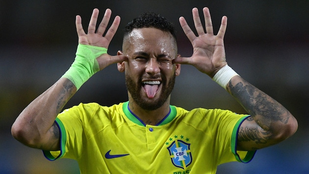 Neymar does not have to pay a fine of millions for the time being. (Bild: APA/AFP/CARL DE SOUZA)