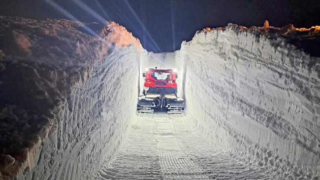 Kar küreme aracı kar yığınları arasında yolunu "yedi" - ama ne yazık ki boşuna. (Bild: BR)