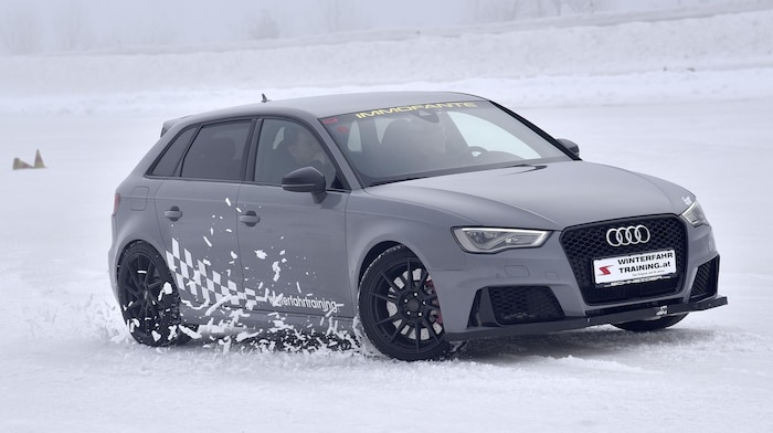 Auf der Eisfläche lernen Autofahrer mit jeder Witterung richtig umzugehen.