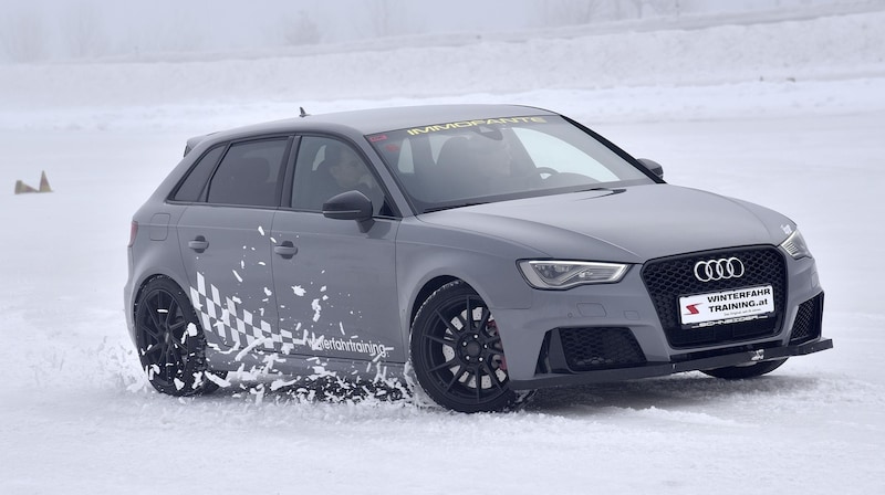 Auf der Eisfläche lernen Autofahrer mit jeder Witterung richtig umzugehen. (Bild: Holitzky Roland)