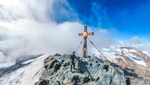 Hannes Wallner from the "Bergkrone" at the Kaiserkreuz on the Großglockner summit, which has been officially listed as a historical monument for a few days now. (Bild: Hannes Wallner)