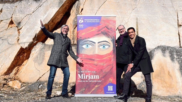 Regisseur Waba, Spielleiter Geier und Komponist Rudisch (v. li.) mit dem „Mirjam“-Ankündigungsplakat für 2026. (Bild: Reichard Judt)