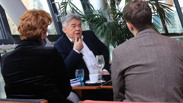 Wicekanclerz Werner Kogler (Zieloni) w rozmowie z Idą Metzger i Nikolausem Fringsem (Bild: Peter Tomschi)