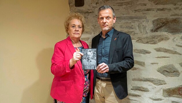 Verena Dunst und René Pint mit dem Bild des Verstorbenen. Sie rufen für die leidgeprüfte Familie zur Spendenaktion auf. (Bild: Privat)