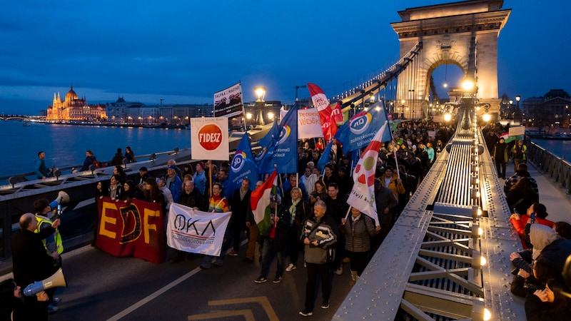 Cuma akşamı başkent Budapeşte'de binlerce kişi cumhurbaşkanını protesto etti. (Bild: ASSOCIATED PRESS)