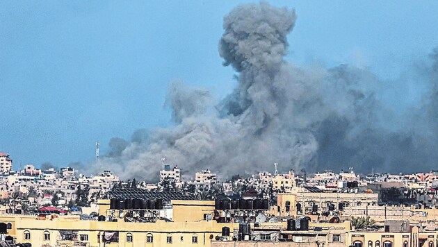 Rafahot az izraeli légierő is bombázza. (Bild: AFP)