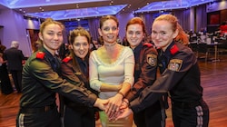 Polizistin Susanne Paar (mittig) mit einigen Polizeischülerinnen (Bild: Tschepp Markus)