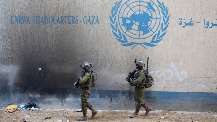Israelische Soldaten vor dem UNRWA-Hauptquartier in Gaza-Stadt