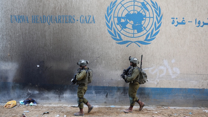 Israelische Soldaten vor dem UNRWA-Hauptquartier in Gaza-Stadt (Bild: AFP)